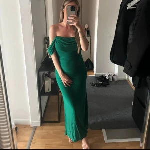 Långklänning  - Nypris 1250kr, kom gärna med egna bud!  Helt oanvänd med prislapp på.  Perfekt till bröllop eller bal. Passar både s/m stretchig