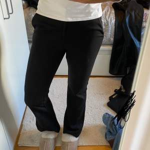 PRIS DISKUTERAS!! Midwaist & bootcut kostymbyxor från Veromoda, lite noppriga, köpta för 400kr💗