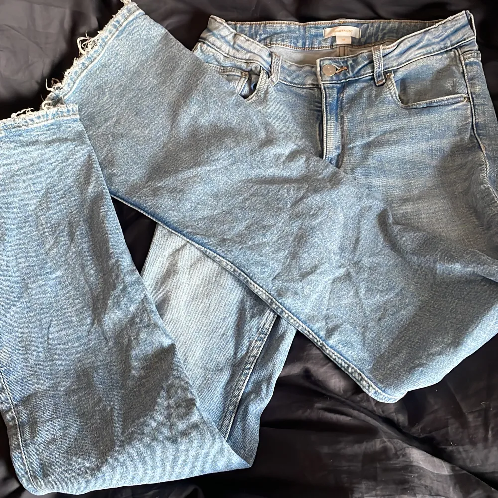 Säljer mina jeans ifrån gina tricots barnavdelning! Säljer pga att de inte kommit till användning. Jeansen är i fint skick då de endast är använda ett par gånger. Köpt för 300kr . Jeans & Byxor.