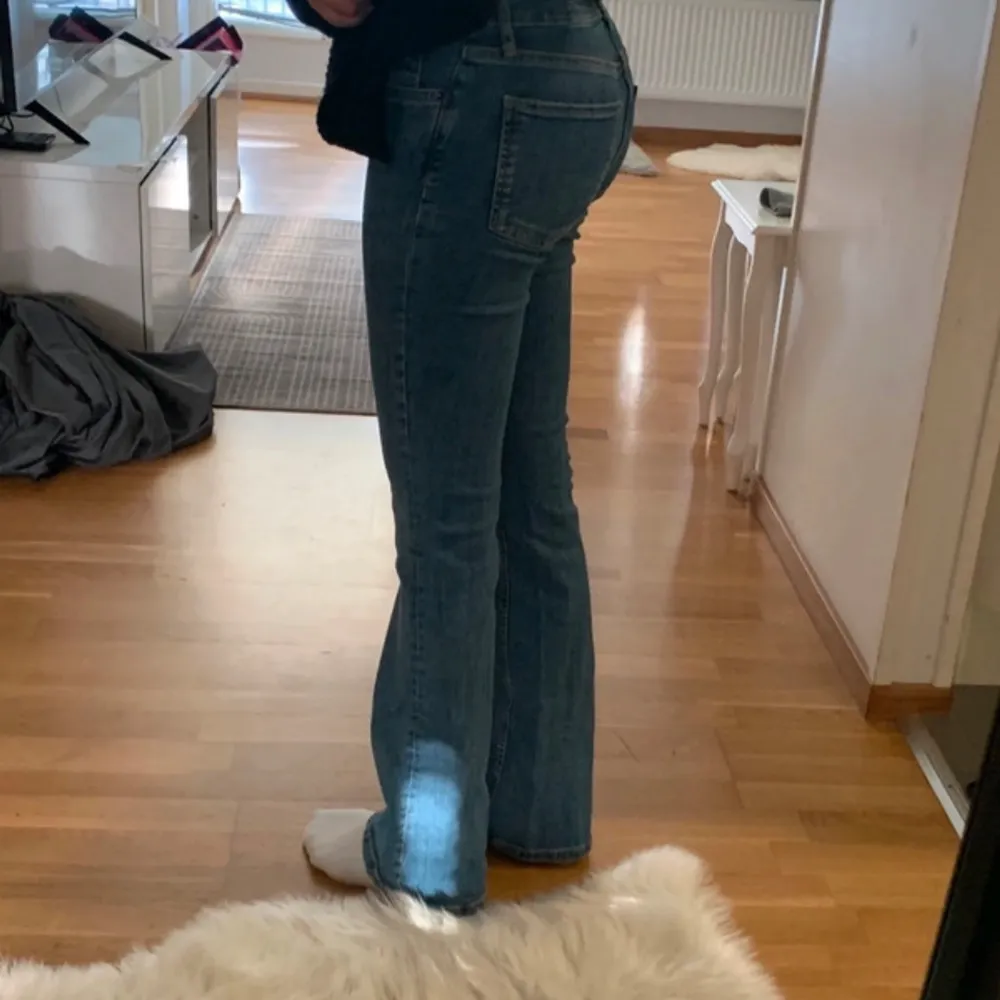 Ett par helt slutsålda zara jeans i jätte bra skick! . Jeans & Byxor.