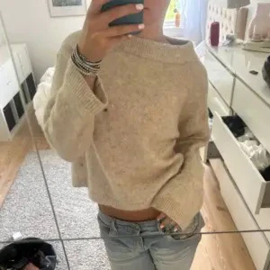 Alpacka tröja - Utsåld beige alpacka tröja från H&M. Super fint skick. Nypris 499kr. Verkligen jättefin men kommer tyvärr inte till någon användning längre. Nytvättad. Storlek S men sitter som XS/S. Handtvät eller fintvätt rekommenderas. Tryck gärna på köp nu.