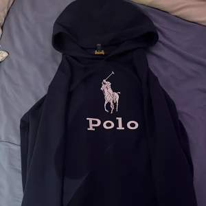 Ralph lauren kofta - Polo kofta/hoodie som är jätte mysig och skön.