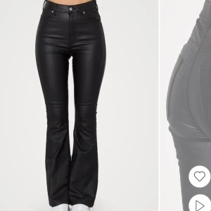 Byxor - Säljer dessa byxor som är köpta från Nelly! Nypris 699⭐️