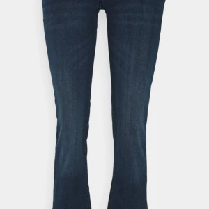 Ltb valerie jeans - Jeansen är i fint skick och ser knappt använda ut, de är i storlek 28 och längd 30. Säljer pga att de är för stora för mig. Köpta för 949kr. Kan alltid skicka fler bilder, bara att höra av sig! 