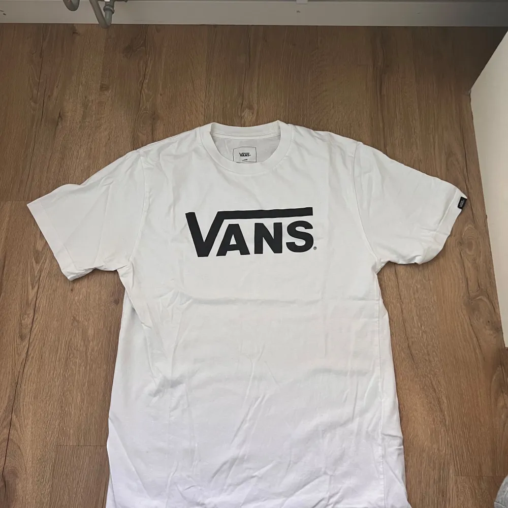 Vans tröja, mycket bra skick har bara använt några gånger. Storlek large men passar som M. T-shirts.