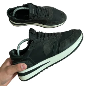 philippe model - Säljer dessa philippe model skor perfekt inför hösten och vintern med dess högre sula. 