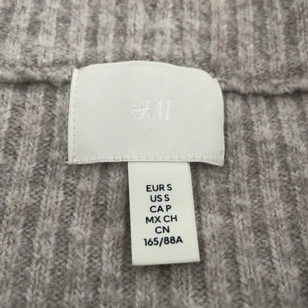 Säljer den här fina off shoulder tröjan från H&M! Säljer den eftersom jag har en likadan i en annan färg!🤍 Den kostar 199kr på hemsidan. Blusar.