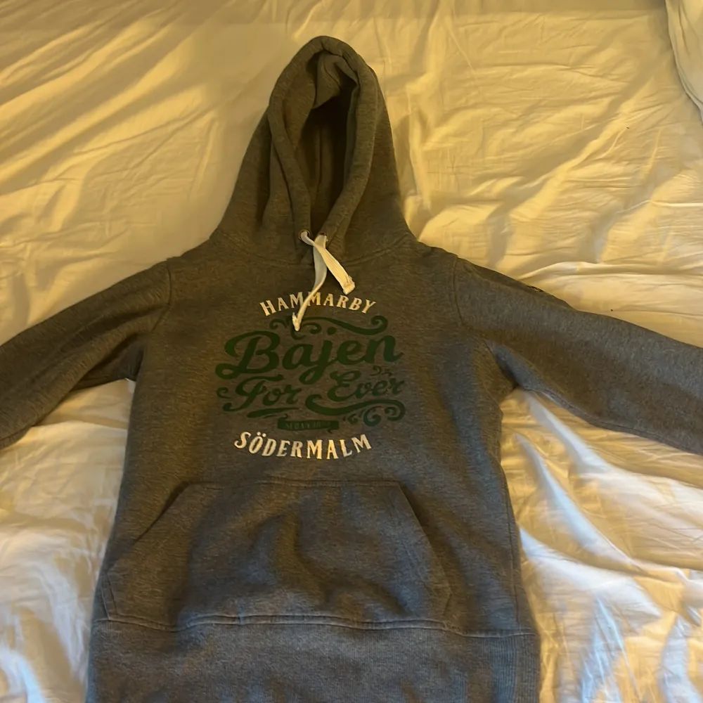 Säljer min Hammarby hoodie som är i jätte bra skick hör av er för fler bilder💕. Hoodies.