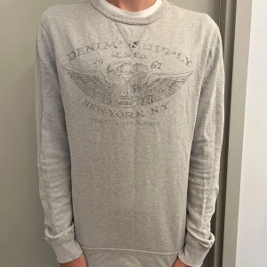 Ralph Lauren tröja - RL Denim & Supply tröja | Skick: 8.25/10 | Storlek S, normal i storleken | Kille i bild är 179 cm men tröjan är lite för kort / Mvh
