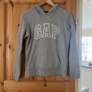 Fin grå GAP hoodie - Säljer denna fina hoodien från GAP, passar mig som har storlek xs/s 💗
