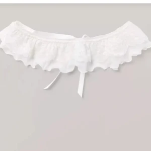 Strumpeband med spets - Läs info 🎀💕Säljer ett elegant strumpeband i ljusvitt med vacker spetsdetalj.Det är elastiskt och sitter bekvämt på benet. Aldrig använd bara legat i lådan