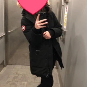 Canada goose jacka  - Säljer då den är för stor på mig. Andvänd men inte så stora skador därav priset 