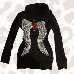 Sinful hoodie❤️ - Super vacker sinful hoodie med vingar och rinestones på baksidan❤️den är storlek XL men sitter även bra på mig som är S-xs❤️