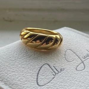 Guldring 🔅 - En vacker guldring i hög kvalité från Cille Juveler! Ringen kommer i nyckick, säljer den då den är för liten. Den är 100% vattentät och allergivänlig. Den är i rostfritt stål så den varken tappar färg eller lämnar några gröna märken. Storlek 16,5mm 
