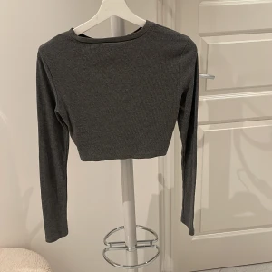 Tröja  - Grå ribbad tröja. Bra skick