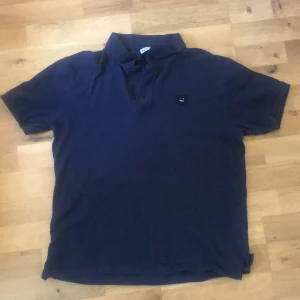 Acne studios piké  - Nästan helt oanvänd piké av acne studios. Går för laxen nya.