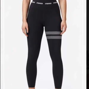Träningstights - Ett par svarta träningstights från Stronger i storlek M🩷bara använda en gång