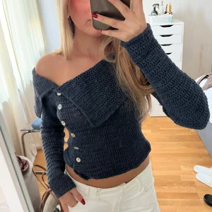 Virkad tröja  - Säljer denna superfina tröja med knappar ifrån zara. Använd 1 gång 