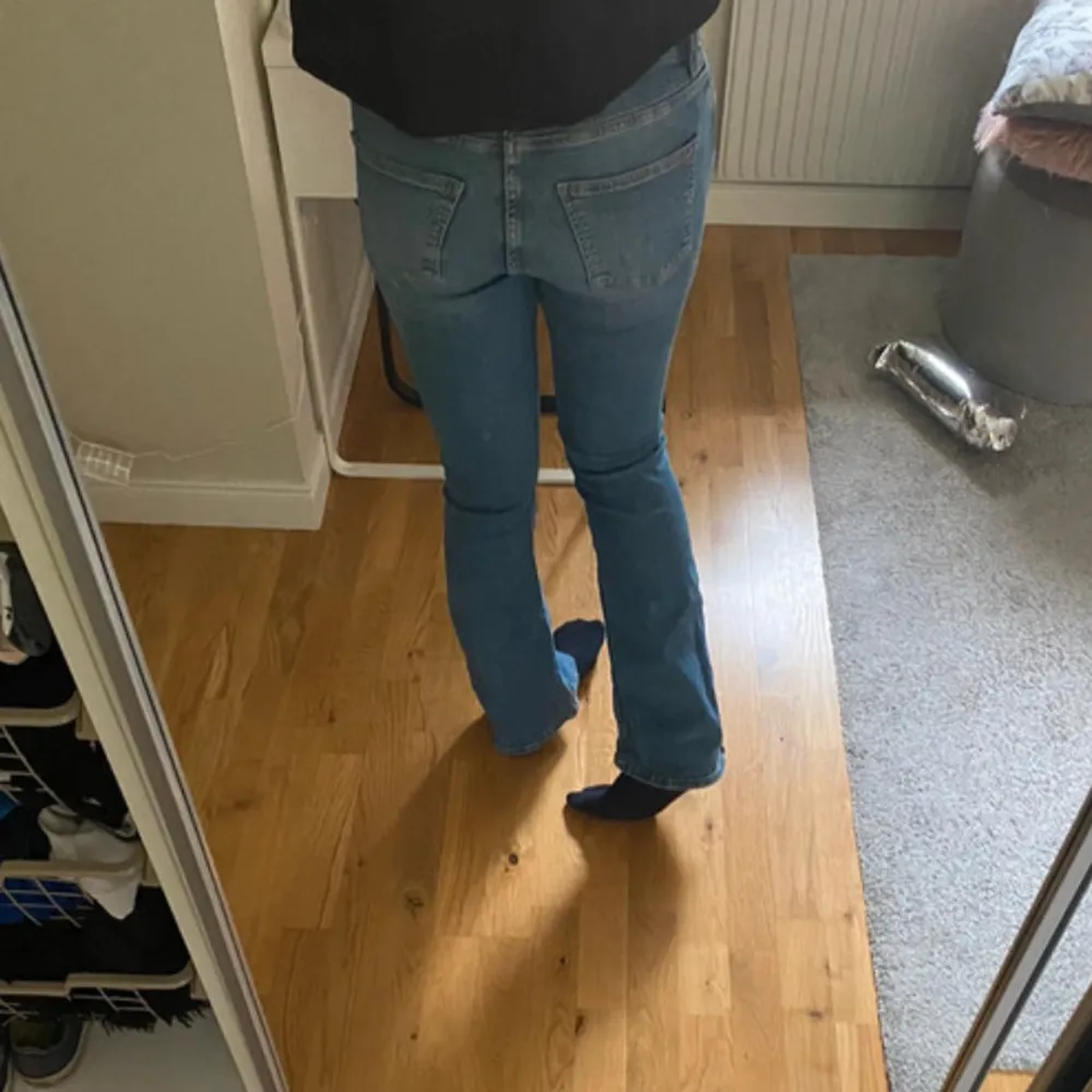 Lågmidjade jeans från Gina i storlek 38💕super bra skick och snygg modell men kommer inte till användning, nypris 599. Jeans & Byxor.