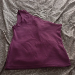  Lila Tröja - Köpt på gekås Aldrig använd Köpt för 100 kr