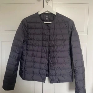 jacka uniqlo  - svart jacka från uniqlo som inte kommer till användning💞💞💞köptes för 800 från hemsidan