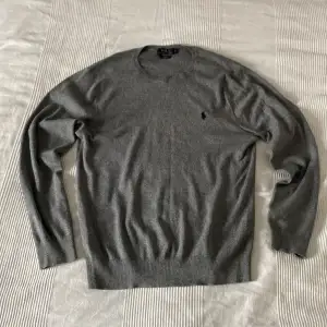 Säljer min Ralph Lauren sweatshirt. Den är i gott skick och utan några defekter. Storlek L men passar även M. Priset kan diskuteras och om man vill ha fler bilder eller har någon fråga så är det bara att höra av sig. 