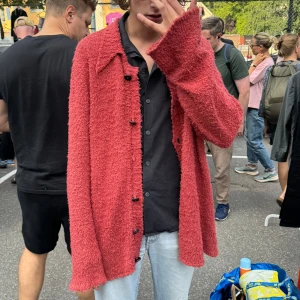 Our Legacy Cardigan  - Världens mysigaste, såväl som snyggaste cardigan från Our Legacy. Komfort och stil samtidigt, det perfekta höstplagget.   Oversize fit. I jättebra skick. Size 46.  En knapp har åkt av, därför lågt pris. Sjukt lätt att laga. 