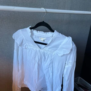 Vit blus från Gina Young  - Jättefin vit blus från Gina Young i storlek 158/164. Använd ett fåtal gånger! 