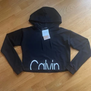 Croppad hoodie - NY croppad hoodie med lappar kvar