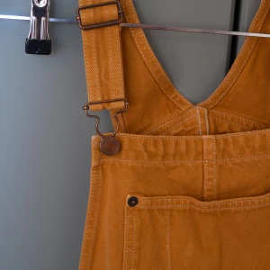 orangea hängselbyxor  - bra skick, raka ben, ganska normala hängsel byxor! 