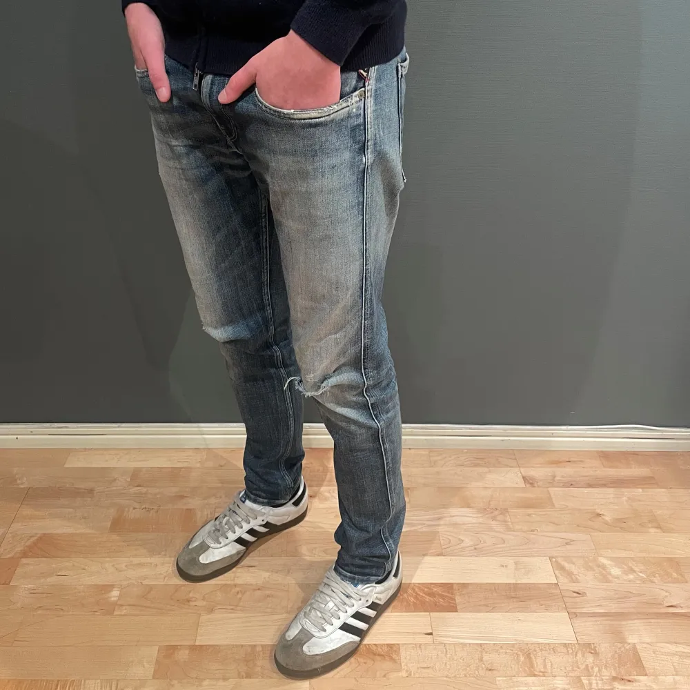 Replay jeans | Modell: Anbass | Storlek: 33/32 | skick: 8/10 | Mörkblå färg | Han på bilden är 185 och väger 70kg | Hör gärna av dig vid frågor och funderingar!. Jeans & Byxor.