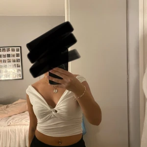 Vit offshoulder topp från SHEIN - Säljer en superfin vit offshoulder topp från SHEIN. Den är tight och har en snygg knytdetalj framtill som ger en v-ringad look. Perfekt för sommarens fester eller en dag på stan. Toppen är i storlek S och är aldrig använd.