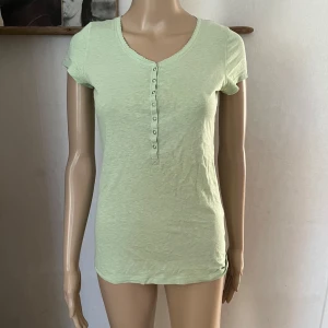 Ljusgrön T-shirt  - Inget att anmärka på 