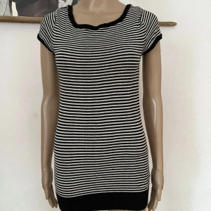 Stickad T-shirt  - Inget att anmärka på 