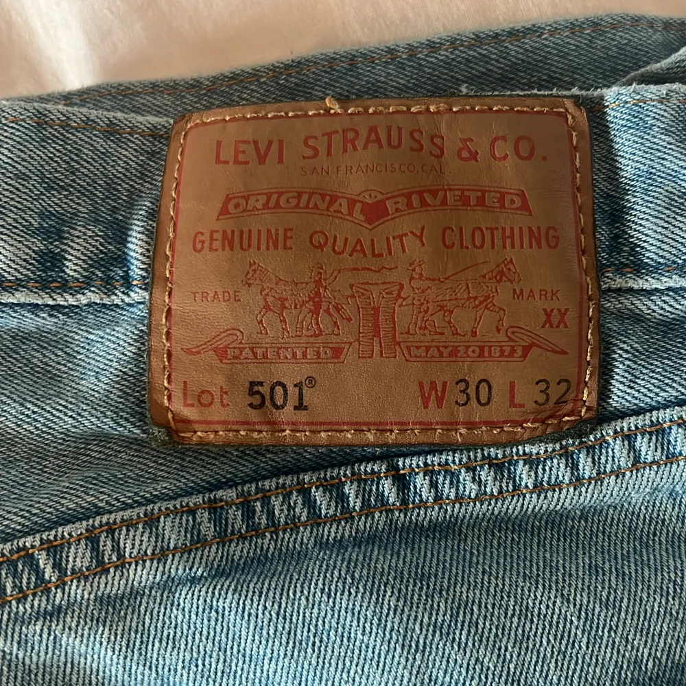 Säljer ett par feta Levis 501! Jeansen är i ett mycket bra skick och har inga tecken på slitningar samt defekter. Storlek W30 L32 straight leg. Hör gärna av er om frågor!. Jeans & Byxor.