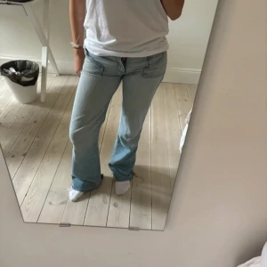 Lågmidjade jeans - Såå snygga från R.Marks!! Avklippta längst ner💗 Midjemått: 36 cm rakt över, innerbenslängd: 77 cm
