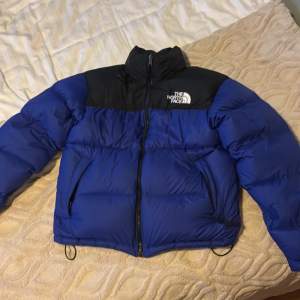 Storlek S blå/lila the north face 700. Nypris runt 4000 kr 