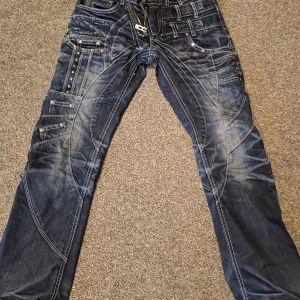 Coola japanese denim jeans - Jätte snygga japanese denim jeans som är som helt nya! Dom har jätte coola fickor och väldigt cool design. Måtten Midja: 39.5 cm Längd: 102 cm Inneben: 80cm