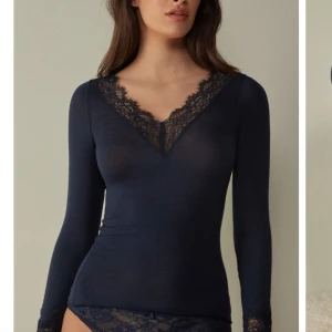 Intimissimi tröja  - Använd fåtal gånger, i nyskick förutom en början på ett litet hål på ärmen, inget som syns på. Hör av er med prisförslag!