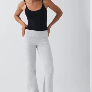 Byxor från Gina  - Dessa är slutsålda på Gina. Använd också endast en gång och säljer pga för små för mig. Originalpris: 299kr Mitt pris: 150kr  Storlek XS.  Färg;grå