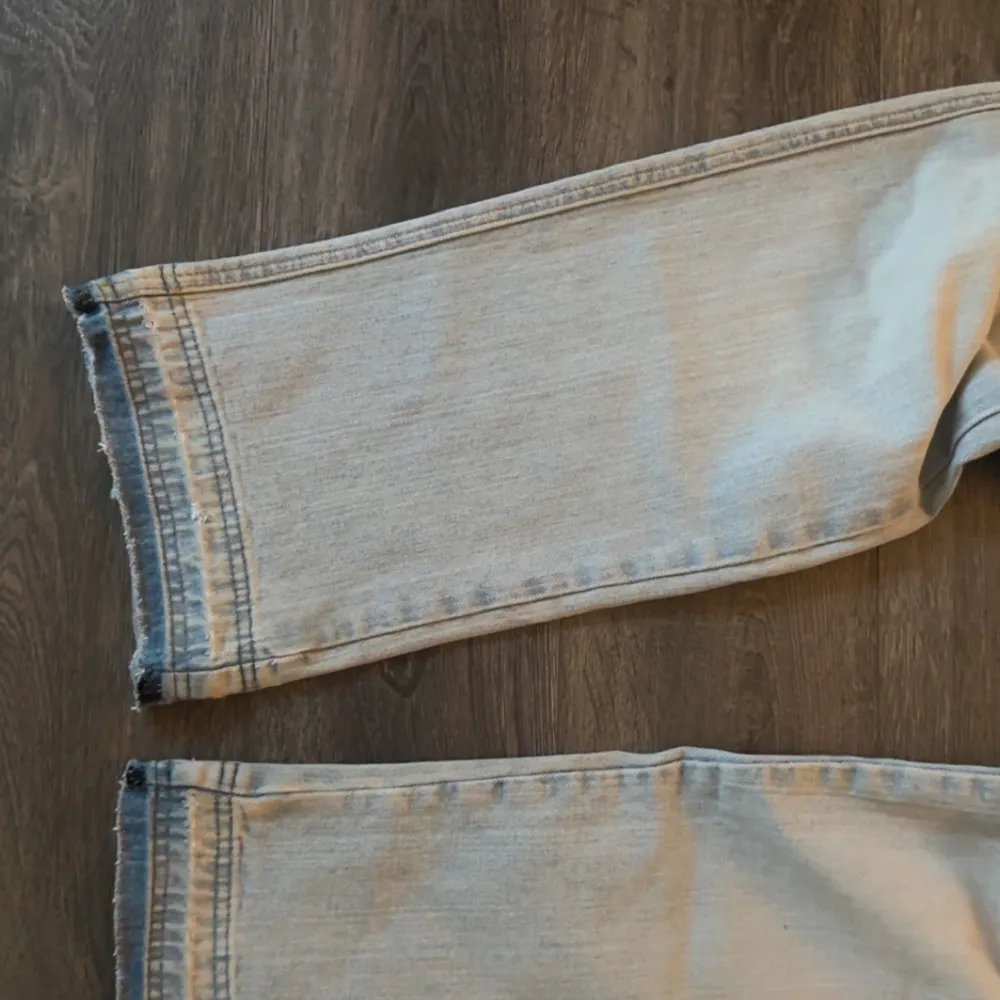 Riktigt fetta som ljusblå jeans  De är baggy/straight fit och sitter riktigt Nice  W34 L31 men sitter lite mindre i midjan skulle jag säga annars bälte fixar de. Jeans & Byxor.