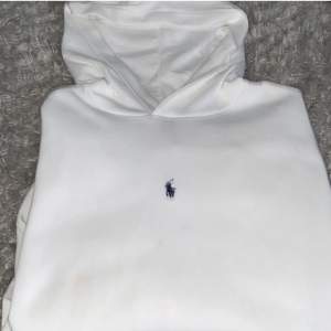 Tja! Säljer min Ralph Lauren hoodie som är i XL ( barn). Skick 9/10 förutom att det är några fläckar men som går bort i tvätten. | Köptes för 1195 | Mitt pris 599+ frakt. Men pris kan diskuteras vid snabb affär. Hör av er vid frågor! 