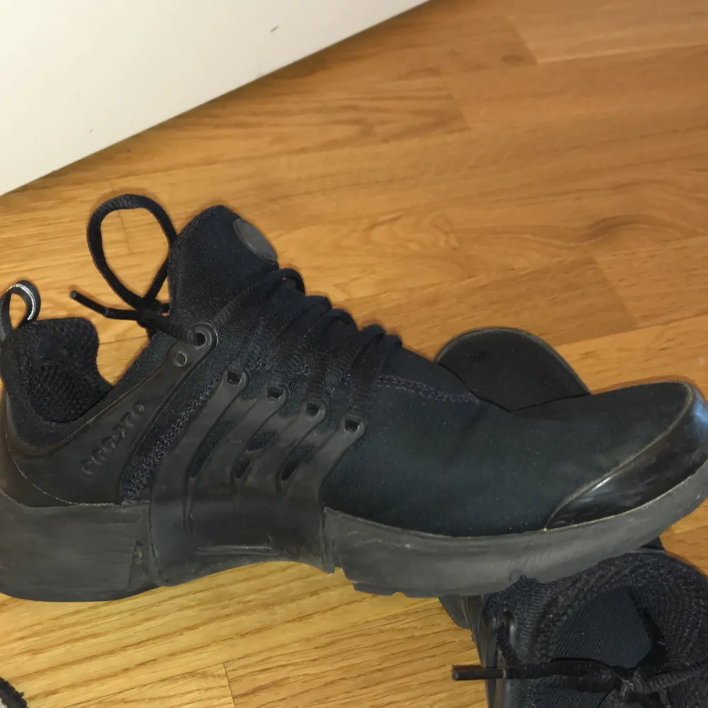 Säljer dessa Nike presto för ett mycket billigt pris eftersom de har ett litet hål. Det är storlek 46 men jag som har storlek 45 kan använda de. Hör av er vid frågor.. Skor.