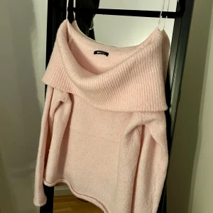 Rosa off shoulder stickad tröja  - Super fin rosa stickad rosa tröja från Gina Tricot som dessutom är off shoulder. Den är i storlek L och är använd två gånger dessvärre har den blivit lite nopprig på dom två gångerna. Annars super fin.