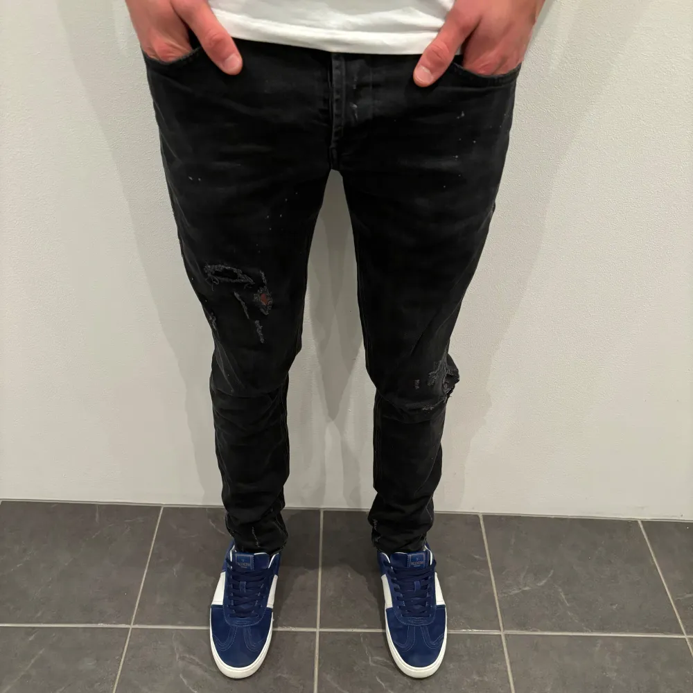 Dondup Jeans George! Trendigaste jeansen på marknaden.  Storlek= 34 Skick= 9,5/10 Ny pris= 4000 kr Säljs för= 899 kr Modellen är destroyed från fabrik vilket är sjukt populärt . Jeans & Byxor.