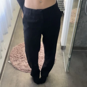 kostymbyxor  - Kostymbyxor från gina i storlek 34, men de är uppsprättade i sömmen där nere så att de ska bli någon cm längre. tyvärr var de ändå lite för korta för mig så jag säljer de, de är alltså knappt använda. de är straight i modellen och low/mid waist 🌟