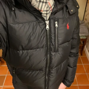 Polo Ralph Lauren jacka - Schysst Ralph Lauren jacka i färgen svart, bra skick, inte använd så mycket, köpt på NK för ca 4800 vintern 2023, har kvitto och sådant, storlek S (passar S-M), skriv om det är något du undrar!