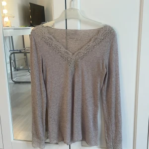 Intimissimi tröja - Säljer min intimissimi tröja i beige storlek S. Den är i bra skick och använd 2-3 gånger