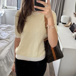 Ljusgul stickad T-shirt  - Superfin stickad T-shirt🤩