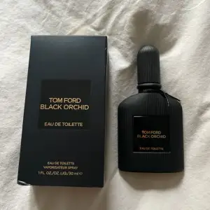 Parfym ifrån Tom Ford. Black Orchid! Unisex. En väldigt lyxig och mogen doft.  50% kvar i flaskan. 30 ml ifrån början så  15 ml kvar - den är väldigt stark i doften så behövs endast 1-2 spray för att få en bra doft. 30 ml säljs i butik för 1005kr